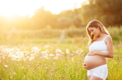 Hypnobirthing - pregnant woman + sunshine